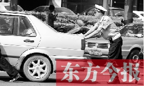 一輛車壞在了路中間，執(zhí)勤交警幫推車
