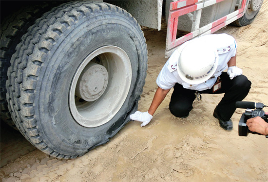 8月3日，棉紡路與六廠前街交叉口附近一輛水泥罐車(chē)突然爆胎，路邊一輛電動(dòng)車(chē)被沖擊波震翻報(bào)廢