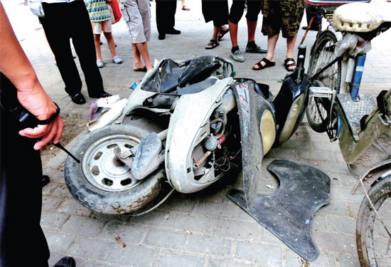 8月3日，棉紡路與六廠前街交叉口附近一輛水泥罐車(chē)突然爆胎，路邊一輛電動(dòng)車(chē)被沖擊波震翻報(bào)廢