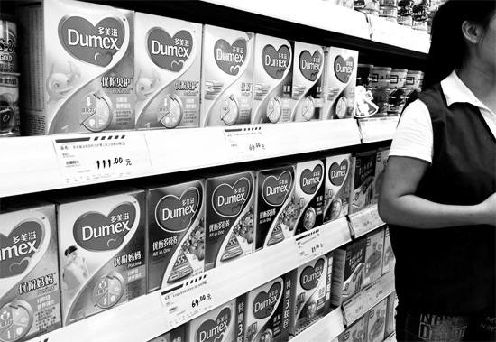 5日，鄭州一家超市內(nèi)，多美滋其他階段奶粉仍在售，但無(wú)人問(wèn)津