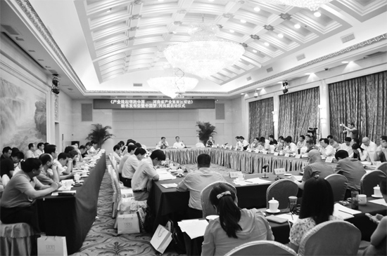 產(chǎn)業(yè)集聚區(qū)會議現(xiàn)場，各位專家學者對河南產(chǎn)業(yè)集聚區(qū)的發(fā)展建言獻策