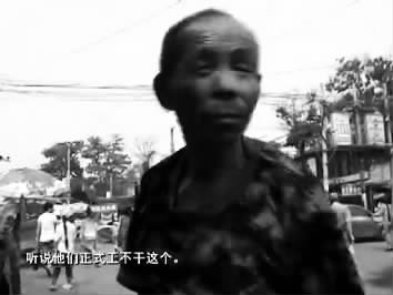 視頻中的男子面對(duì)鏡頭發(fā)泄心中的不滿：不合理，明擺著剝削人