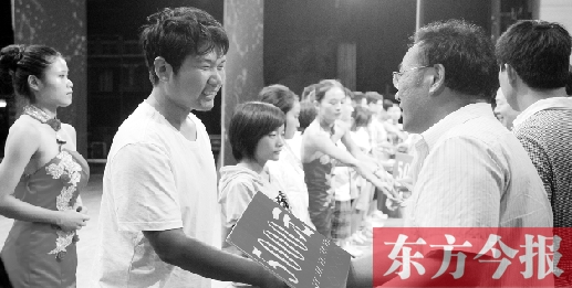 8月25日，河南電視臺8號演播廳，寒門學(xué)子每人拿到了5000元助學(xué)金