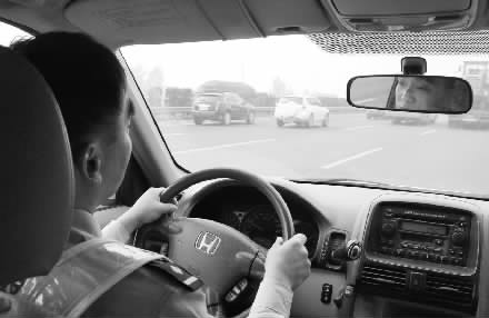 我省高速交警在高速路上開(kāi)車巡邏 我省高速交警在高速路上開(kāi)車巡邏