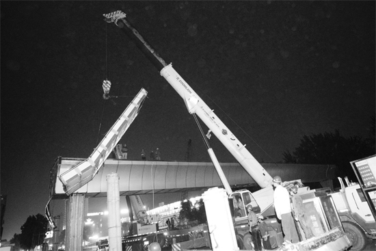 昨日凌晨，鄭州市動(dòng)物園天橋徹底拆除