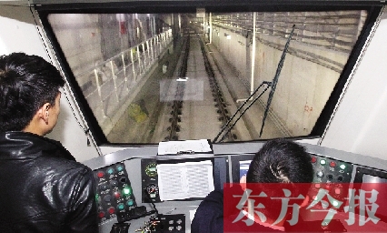 為了地鐵一號線在年底按期投入試運營，大家正在緊張調(diào)試