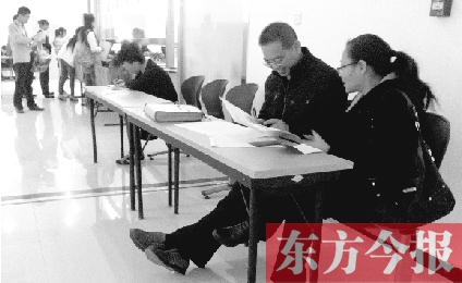 　　10月16日，鄭州市社保中心辦事大廳，新增的桌椅方便了前來(lái)辦理手續(xù)的市民