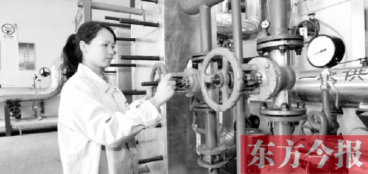 在熱力交換站工作的工人全面檢查設(shè)備準(zhǔn)備按時(shí)向用戶供暖 在熱力交換站工作的工人全面檢查設(shè)備準(zhǔn)備按時(shí)向用戶供暖