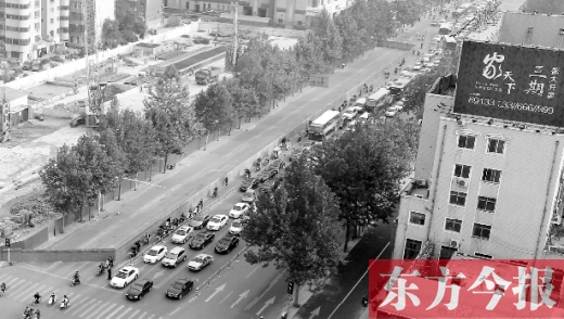 圍擋設置首日，人們騎車緩慢通行