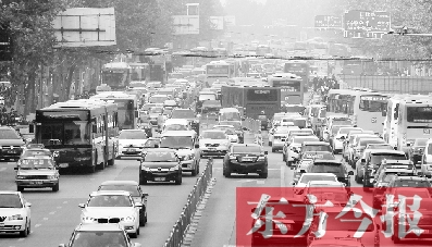 昨日下午4點，在花園路與黃河路口附近，車堵成了“一鍋粥”