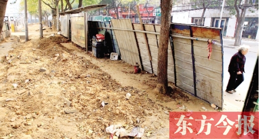鄭州市紅專路與政七街交叉口，一工地“圍而不動”，步行者只好擇路而行