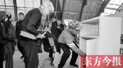 11月5日，孫德坤把棉衣送到今報的一處“愛有所衣”站點