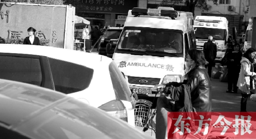 馬路上的機(jī)動車越來越多，臨著大路鄭州市第一人民醫(yī)院門口，出急診的救護(hù)車常常遭遇堵車