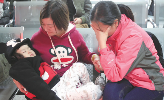 昨日，9時35分，堅守在手術(shù)室外的嘟嘟在媽媽懷里睡著了，因被眼前的真情觸動，今報記者趙丹流下了眼淚