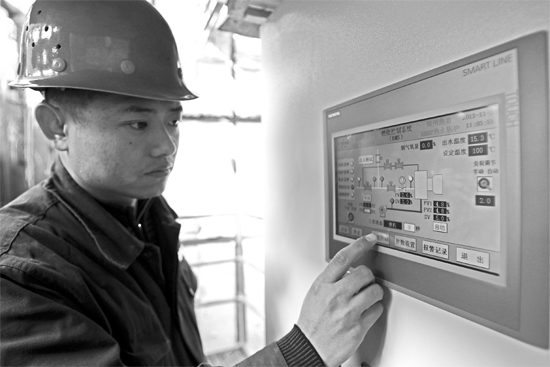 宗希明在“政七街煤改氣項(xiàng)目” 工程工地。高科技完全取代了老式燃煤鍋爐笨重、復(fù)雜的管理和控制