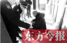 昨日，鄭州市管城區(qū)執(zhí)法局對(duì)轄區(qū)一只狗狗檢查是否辦過(guò)證 東方今報(bào)首席記者 劉棟杰 攝