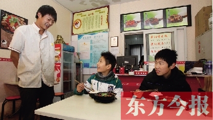 11月30日，鄭州市81中的兩位學(xué)生用勞動為自己掙了一頓中午飯，心里很高興