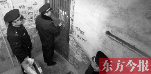 12月3日，鄭州市隴海路。執(zhí)法人員欲進入一戶未辦狗證的居民家中，強行將狗帶走