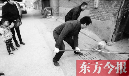 12月3日，鄭州市隴海路。執(zhí)法人員對一只“辦了證卻不系繩”的狗進行捕捉