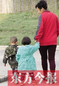 男孩兒姓“鄭”，女孩兒姓“周”（取“州”諧音），即“鄭州”之意，這一取名法得到了認(rèn)可