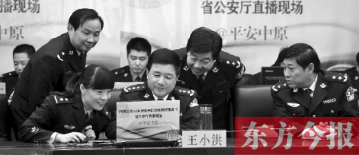 省公安廳廳長王小洪（中）和微博網(wǎng)友在進行交談，發(fā)現(xiàn)問題現(xiàn)場馬上解決