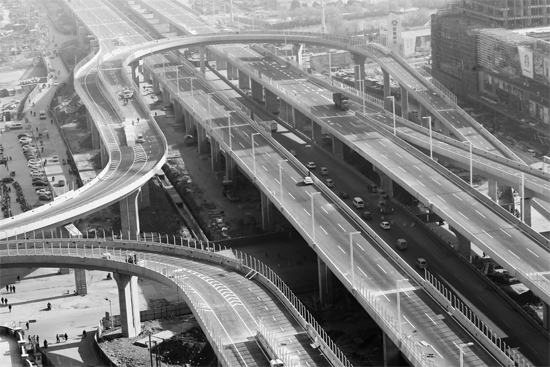 昨日，已經(jīng)開始施劃交通標(biāo)線的鄭州市三環(huán)快速路北環(huán)高架橋部分