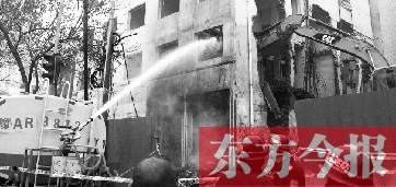 昨天早上8點(diǎn)半，鄭州市農(nóng)業(yè)路一拆遷工地，用兩臺(tái)噴水車噴水除塵，有效地阻止了施工揚(yáng)塵