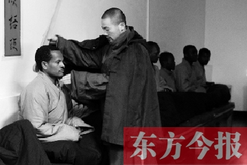 少林功夫講究禪武合一，坐禪當然少不了,別看就是坐坐，姿勢都要師傅教