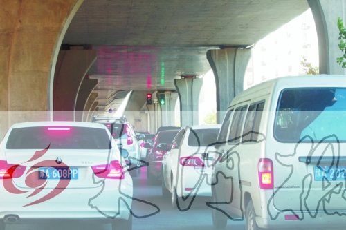 交警在東風(fēng)路從北向南上橋口處擺上反光錐，間歇放行