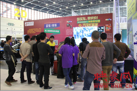 映象網(wǎng)展臺(tái)前感應(yīng)游戲吸引圍觀的朋友 映象網(wǎng)展臺(tái)前感應(yīng)游戲吸引圍觀的朋友