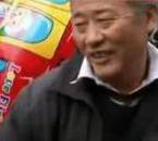 采訪我先買個(gè)氣球吧！大爺霸氣回答