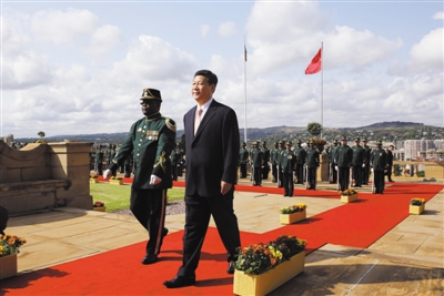 3月26日，南非總統(tǒng)祖馬在比勒陀利亞聯(lián)邦大廈前廣場舉行儀式，歡迎中國國家主席習近平訪問南非。這是習近平檢閱儀仗隊。新華社記者 蘭紅光 攝