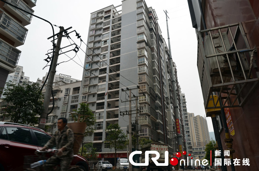 2013年4月2日，四川達城，電線桿足足有19層樓高，而且離小區(qū)住戶的房屋很近。圖片來源:張驥/CF