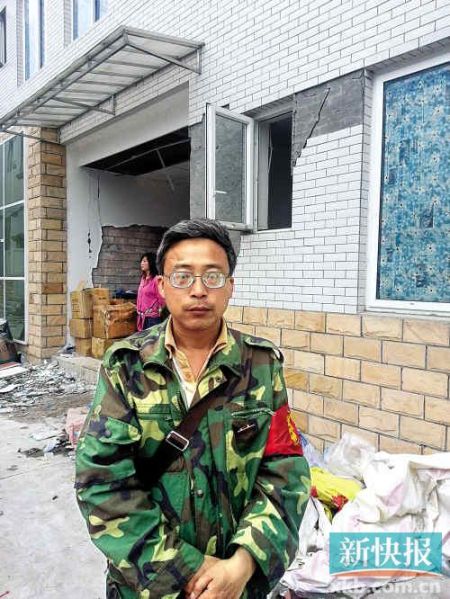 被免副鄉(xiāng)長楊成毅成災(zāi)區(qū)首位免職干部，接受新快報(bào)記者采訪時稱：“服從組織決定，大難當(dāng)前官位不要緊”