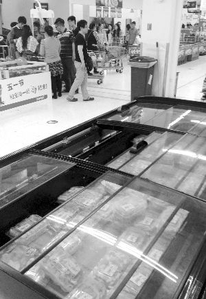 新街口某超市羊肉卷柜臺(tái)無(wú)人問(wèn)津。