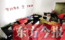 廁所進門中廳，擺放著灶臺、餐桌、床鋪等，乍一看像個客廳