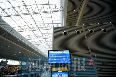 　鄭州東站三樓候車大廳，雖然空調(diào)處有涼風(fēng)吹出，但陽(yáng)光通過(guò)頂棚照進(jìn)，導(dǎo)致整個(gè)大廳的空調(diào)制冷效果不明顯