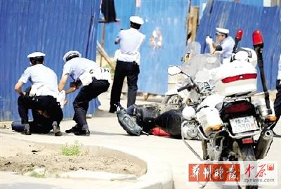 　一名歹徒被抓獲，另一名歹徒持槍劫持了一名門衛(wèi)。