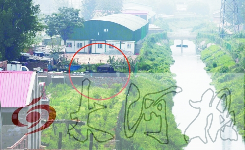 　彩虹橋西南側(cè)有一個大型地溝油加工窩點，廢水流入旁邊的排水渠。