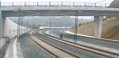 時速190公里的列車通過一個限速80公里的急轉(zhuǎn)彎。