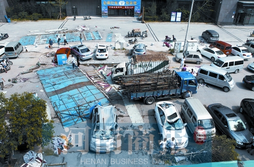 昨日上午，事發(fā)現(xiàn)場(chǎng)仍停有多輛被砸變形的汽車