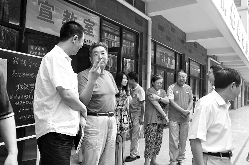 盧法舜（左二）伸出兩根手指，建議實(shí)行2元通票制。