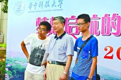 華中科大校長李培根(中)與15歲新生張賽瑞(右)合影 通訊員 余波 攝
