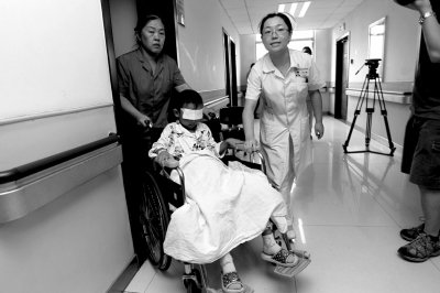 昨天，斌斌被推出病房，準備換藥。記者 譚青/攝