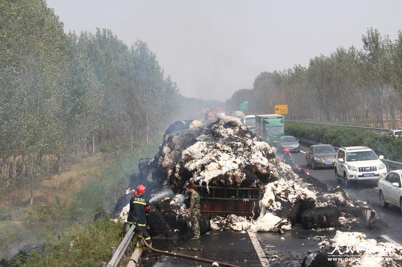 河南一載40噸棉花貨車(chē)高速起火