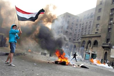 6日，穆爾西和穆兄會的支持者在開羅街頭示威，與警方發(fā)生沖突。消失了三個多月的前總統(tǒng)穆爾西將于下月受審。