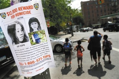 2013年7月23日，貼在紐約街頭的征詢線索傳單，這天是“希望寶寶”被發(fā)現(xiàn)遇害的日子，每年這天警方都