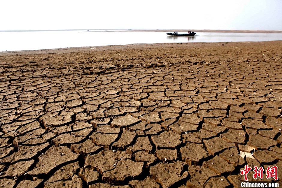 10月28日，在江西省都昌縣印山附近水域拍攝的龜裂的鄱陽(yáng)湖湖床。