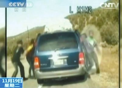 雷爾與警察爭執(zhí)，費(fèi)雷爾兒子下車試圖保護(hù)媽媽。