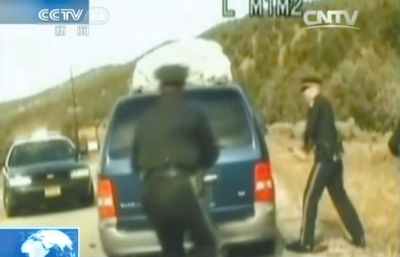 費(fèi)雷爾再次上車，警察拿警棍砸車窗。